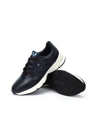 Laivaston lenkkarit, joissa on nahka- ja verkkopinta, ruskeat nauhat, valkoinen välipohja ja musta kumipohja, jossa on teksturoitu kulutuspinta.