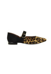 Zapato plano de estampado de leopardo con punta afilada, ribete de ante negro y correa con detalle de hebilla dorada, que presenta un bajo tacón negro.
