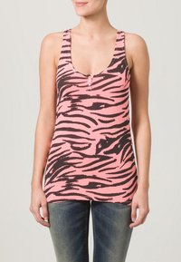 Débardeur rose avec un motif rayé zèbre noir, décolleté en forme de U et détail de boutons. Fabriqué dans un matériau doux et extensible.