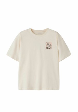 T-shirt écru à manches courtes avec un petit motif d'ours en peluche et le texte « COOL BEARS » sur la partie supérieure gauche de la poitrine.