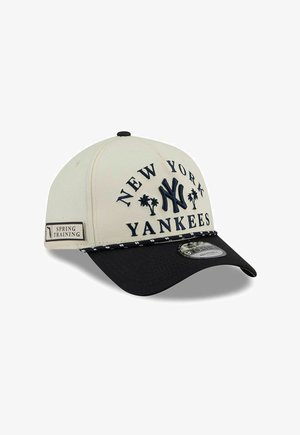Beige- und schwarze New York Yankees Kappe mit "Spring Training" Aufnäher, gesticktem Logo, Palmen und gewölbtem Schirm.