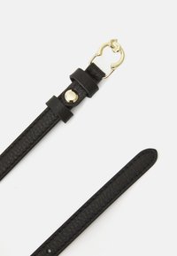 Zwarte leren band met een textuurafwerking, voorzien van een vergulde sluiting en hardware. Inclusief een drukknoopdetail met een decoratieve stud.
