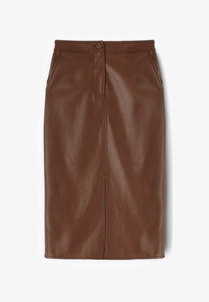 Bruine leren rok met een getailleerd ontwerp, verticale naad in het midden, knoopsluiting en twee zijzakken. Soepele textuur.