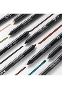 Matite eyeliner nere a forma cilindrica disposte in vari colori, etichettate "Intense Colour Long Lasting Eyeliner", con campioni di colore sotto.