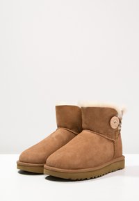 UGG MINI BAILEY BUTTON - Botines bajos - chestnut