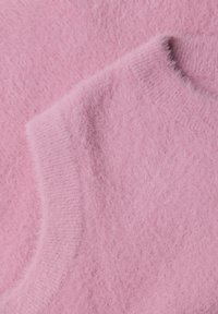 Pull doux rose flou avec poignets et col côtelés, posé à plat montrant la texture et les détails du tissu.