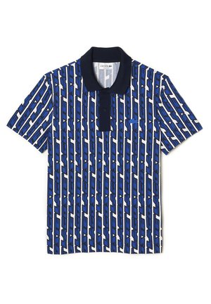 Blau-weiß gestreiftes Poloshirt mit geometrischem Muster, kurzen Ärmeln, geripptem Kragen und einem kleinen Logo auf der linken Brust.
