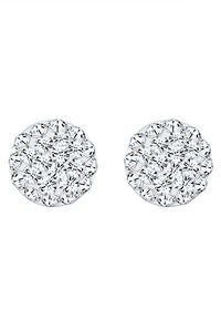 Boucles d'oreilles rondes ornées de nombreux strass clairs et scintillants, montés dans un réglage argenté poli, mettant en valeur un design de surface texturé.