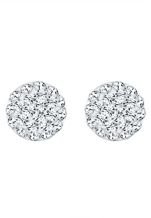 Boucles d'oreilles rondes ornées de nombreux strass clairs et scintillants, montés dans un réglage argenté poli, mettant en valeur un design de surface texturé.