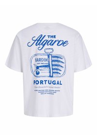 Λευκό T-shirt με μπλε κείμενο και γραφικά ανοιχτής κονσέρβας σαρδέλας και ψαριού, αναφερόμενο στην παράκτια και γαστρονομική κουλτούρα του Αλγάρβε, Πορτογαλία.