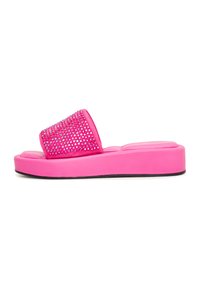 Roze schuifsandalen met een brede band versierd met rhinestones, een gevoerde voetbed en een dikke platformzool voor extra hoogte.