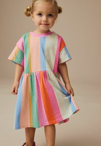 Kleurrijke, gestreepte jurk met korte mouwen, een geplooide rok en gestructureerde stof in tinten roze, groen, blauw en oranje.