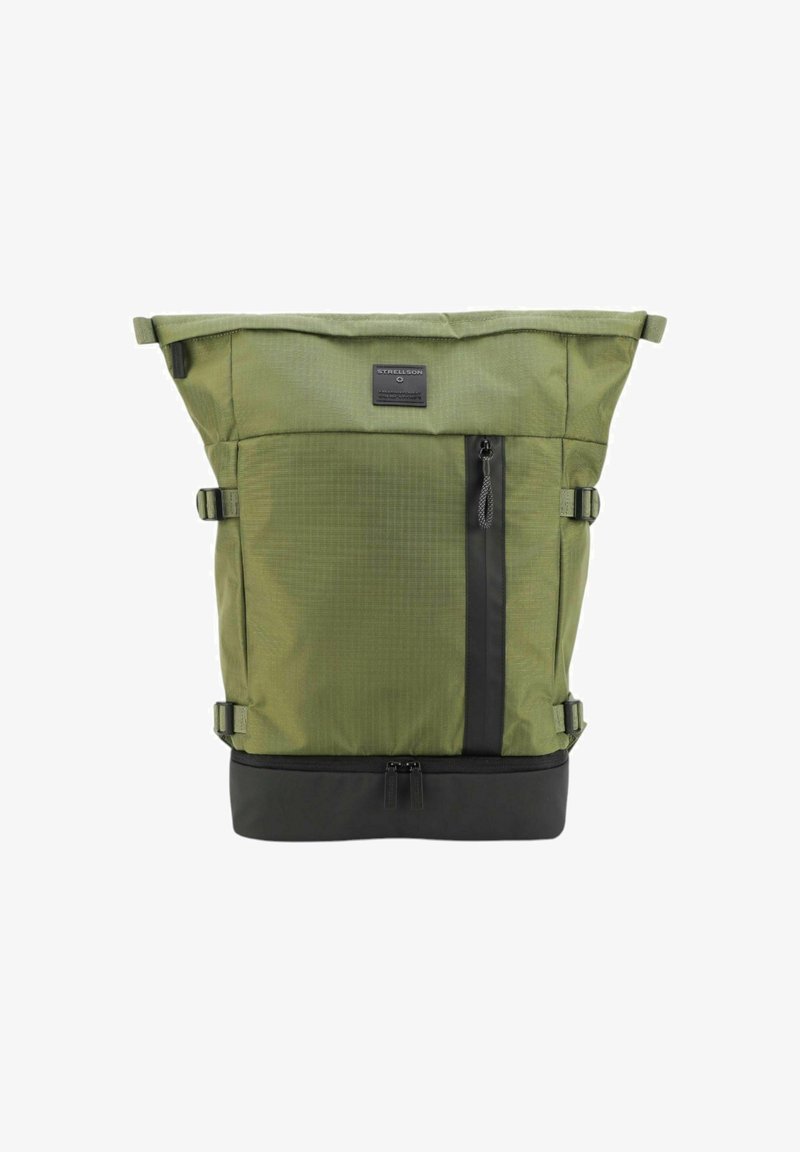 Groene rugzak met een roll-top ontwerp, voorzien van een gestructureerde stof, zwarte accenten, verstelbare schouders straps en een voorzak met rits.
