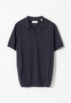 Polo de punto de manga corta de color azul marino oscuro con cuello abierto y dobladillo acanalado, colocado plano sobre un fondo blanco.