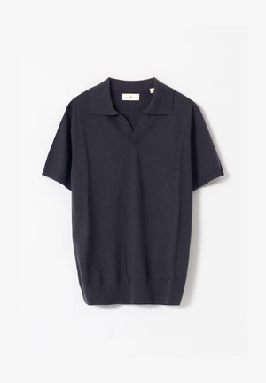 Polo de punto de manga corta de color azul marino oscuro con cuello abierto y dobladillo acanalado, colocado plano sobre un fondo blanco.