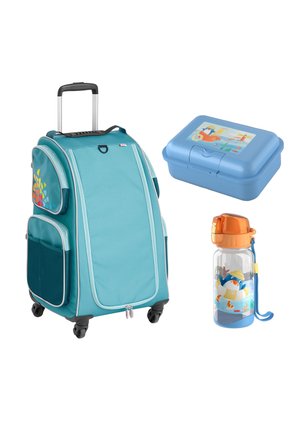 Sac à dos bleu à roulettes avec poches latérales colorées, boîte à lunch bleue avec bateau de dessin animé, et bouteille d'eau transparente avec bouchon orange et motif pingouin.