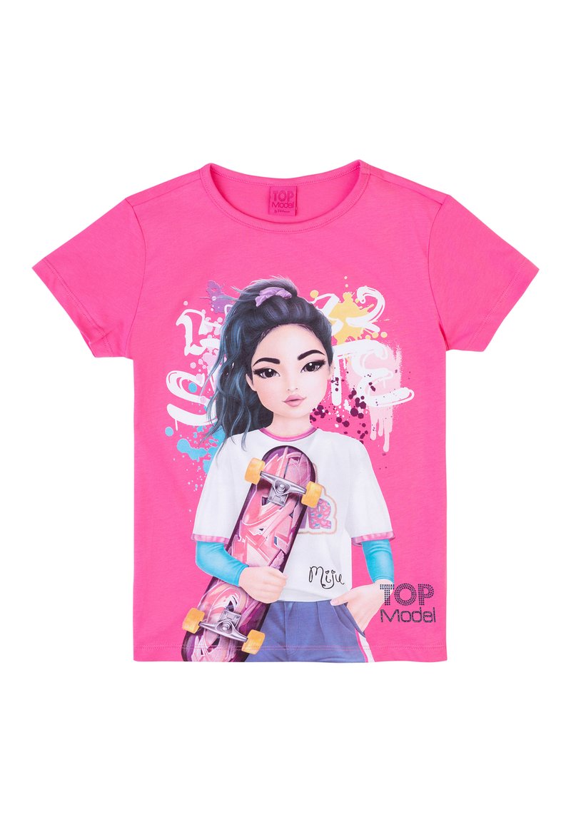 T-shirt rosa a maniche corte con una grafica di una ragazza che tiene uno skateboard, arricchita da schizzi colorati e testo "TOP Model" in pietre preziose.