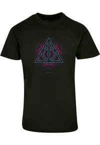 Camiseta de algodón negra con un diseño gráfico triangular en azul y rosa, centrado, con patrones intrincados que rodean el logo.