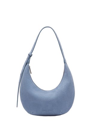 Borsa a spalla a mezzaluna in camoscio azzurro chiaro con tracolla regolabile e chiusura con zip superiore.