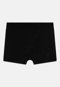 Čierne bezšvové boxerky s širokým pásom a krátkymi nohavičkami, položené na bielej farbe.