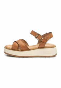 Sandalias de plataforma de cuero marrón con correas trenzadas, hebilla ajustable en el tobillo y suela texturizada beige. Diseño clásico con un atractivo casual.