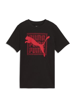 T-shirt nera a maniche corte con un grande logo Puma rosso e il testo "PUMA" ripetuto che forma un motivo a quadrato al centro davanti.