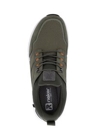 Baskets vert olive avec dessus en maille, accents noirs, lacets orange, semelle blanche et logo sur la languette. Caractéristiques intérieures rembourrées pour un confort optimal.