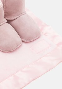 UGG BABY CLASSIC AND LOVEY UNISEX - Prvi čevlji - seashell pink