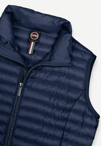 Temno modra prešita brezrokavnik puhovka z zadrgo in visokim ovratnikom, z značko Colmar Originals znotraj ovratnika.