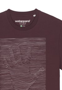 Bordeaux katoenen t-shirt met een wit lijnpatroon dat een golfeffect creëert, korte mouwen en een ronde hals.
