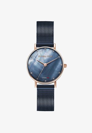 Reloj de pulsera redondo con esfera azul de nácar, caja de oro rosa, marcadores horarios de cristal y correa de malla metálica texturizada en azul oscuro.