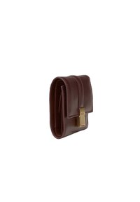 Bruin lederen portefeuille met een omklapflap, gouden hardware sluiting en gestikte details aan de zijkanten. Compakte rechthoekige vorm.