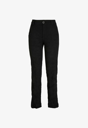 Zwarte broek met een gladde textuur, voorzien van een getailleerde taille, subtiele stiksel details en een accentknop bij de taille. Rechte pijpen.