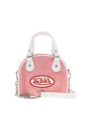 Petit sac à main rose avec poignées blanches, bordure blanche et une bandoulière chaîne argentée, avec un écusson logo "Von Dutch" rouge et blanc à l'avant.