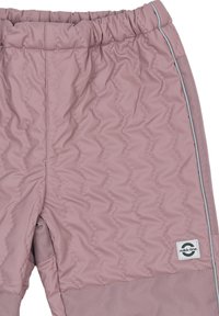 Pantaloni leggeri trapuntati di colore rosa tenue, caratterizzati da un motivo a onde testurizzato, girovita elastico e dettagli riflettenti lungo le cuciture.