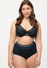 Schwarzes Lingerie-Set mit einem Unterdraht-BH mit Spitzenrand und hochgeschnittenen Slips mit gestreiften elastischen Akzenten und gerippter Textur.
