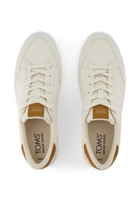 Vita kanvas sneakers med rund tå, släta snören och bruna detaljer på hälen. Har logotyp på innersulan och textil med struktur.
