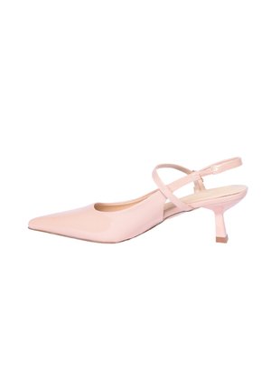 Scarpa slingback in pelle verniciata rosa pallido con punta appuntita, tacco sottile e design con fascia incrociata. Texture liscia con accenti minimi.