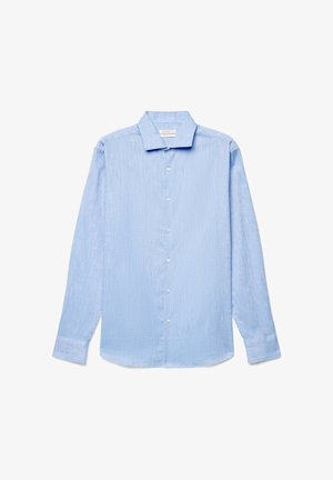 Hellblaues Hemd mit langen Ärmeln, Knopfleiste, dezenten vertikalen Streifen und klassischem Kragen, flach auf einem weißen Hintergrund liegend.