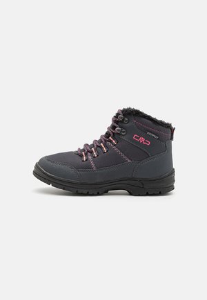 Nepremokavé turistické topánky v tmavo sivej farbe s ružovými akcentmi. Majú robustnú podrážku, polstrovaný golier a zosilnené očká pre šnúrky. Detail v hexagonálnom stehu.