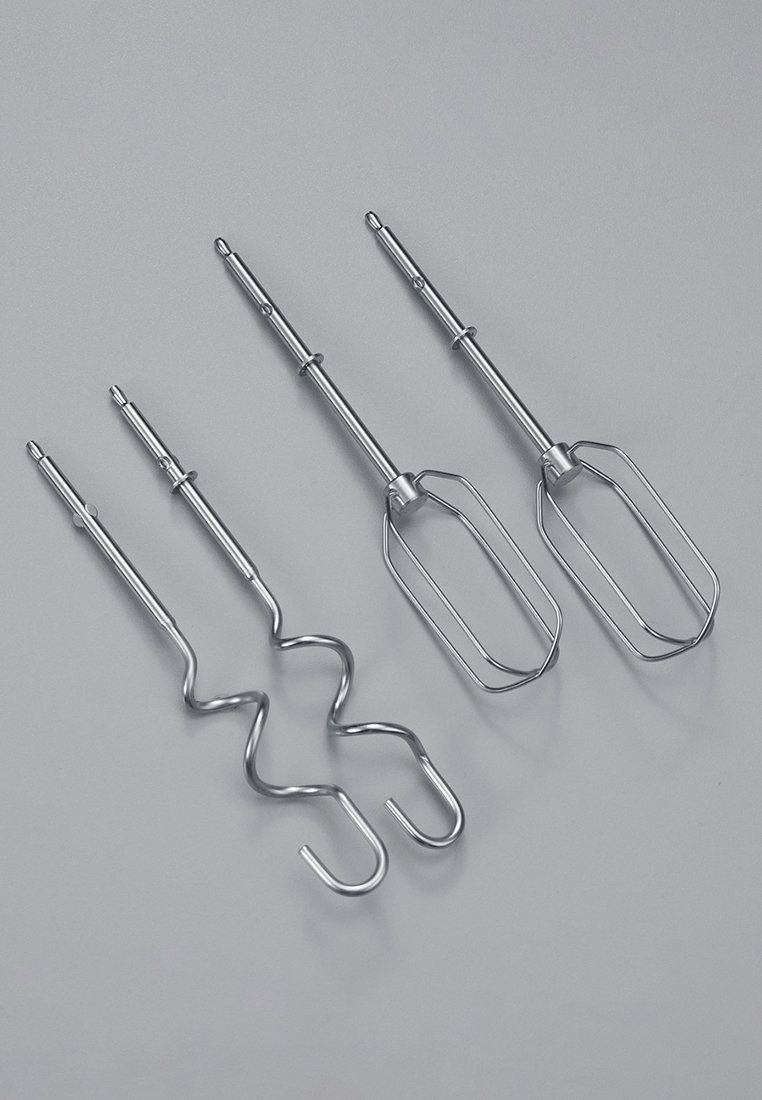 Quatre fouets en métal avec une finition en argent poli : un fouet spiralé, un en forme de crochet, et deux plats avec des bords arrondis, variant en longueur et en design.