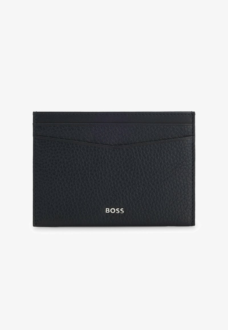 Porte-cartes en cuir noir texturé avec bords cousus, trois emplacements pour cartes et logo argenté "BOSS" centré en bas.