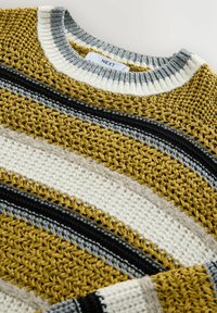 Flauschiger Strickpullover mit horizontalen Streifen in Senfgelb, Creme, Grau und Schwarz, mit einem strukturierten Muster und einem gerippten Ausschnitt.