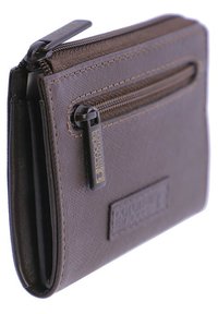 Monedero marrón texturizado con un bolsillo con cremallera, que presenta costuras en contraste y una pequeña etiqueta con el logo. Forma rectangular compacta, material sintético.