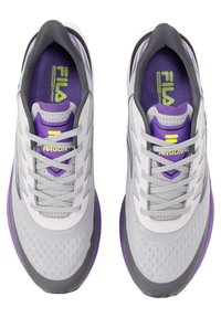 Scarpe da ginnastica grigie e bianche con accenti viola, texture in rete e suola ammortizzata. Caratteristiche includono lacci e un collare imbottito.