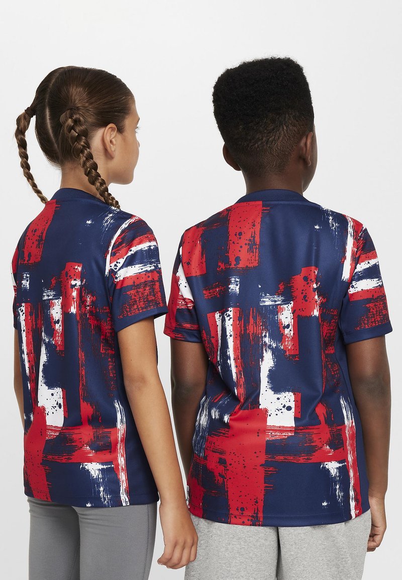 Kurzarm-T-Shirts in Marineblau mit einem rot-weißen und schwarzen abstrakten Farbdesign. Glatter, atmungsaktiver Stoff; Rundhalsausschnitt; sportlicher Schnitt.