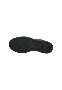 Suela de zapato de goma negra con un patrón texturizado tipo gofre, que presenta un logotipo rectangular en relieve en el centro, diseño de punta redonda.