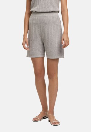 Grijze gebreide shorts met verticale ribbels, elastische tailleband en een comfortabele pasvorm. Gepaard met minimalistische sandalen met bandjes.