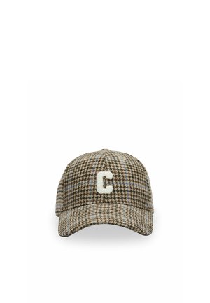 Casquette de baseball marron et beige à motif pied-de-poule, avec un motif à carreaux bleu et une lettre C blanche sur le devant.
