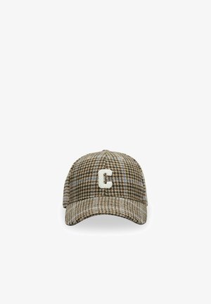Braune und beige Baseballkappe mit Hahnentrittmuster, blauem Karodesign und weißem Buchstaben C vorne.